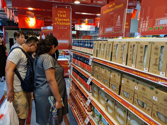 Thủ tướng khai mạc tuần lễ hàng Việt Nam tại Singapore - Ảnh 4. Thủ tướng khai mạc tuần lễ hàng Việt Nam tại Singapore - Ảnh 4.