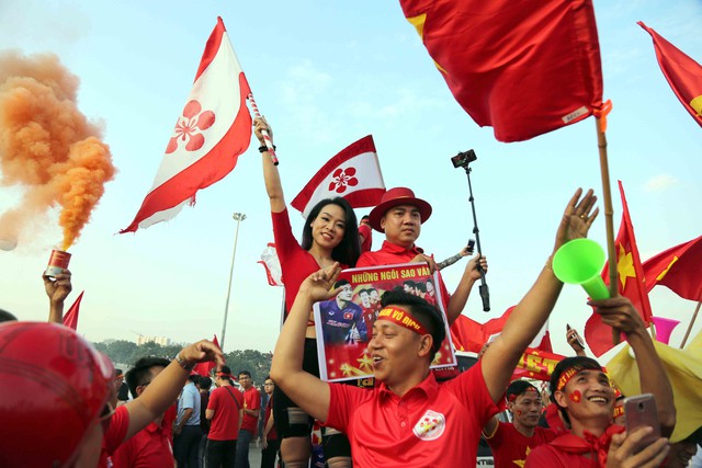 Bóng chưa lăn, CĐV VN đã đốt pháo rực sáng - Ảnh 12.