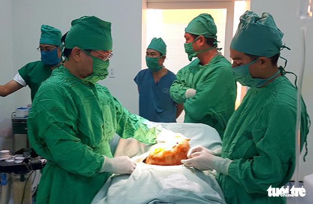 Cắt thành công bướu cổ nặng gần 5kg cho một phụ nữ - Ảnh 2.