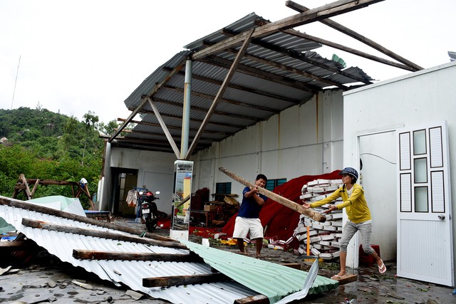Phú Yên: Lốc xoáy làm hơn 100 ngôi nhà sập, tốc mái - Ảnh 4. Phú Yên: Lốc xoáy làm hơn 100 ngôi nhà sập, tốc mái - Ảnh 4.
