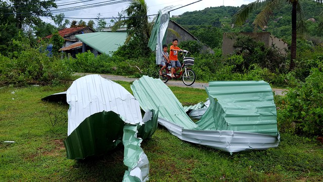 Phú Yên: Lốc xoáy làm hơn 100 ngôi nhà sập, tốc mái - Ảnh 10. Phú Yên: Lốc xoáy làm hơn 100 ngôi nhà sập, tốc mái - Ảnh 10.