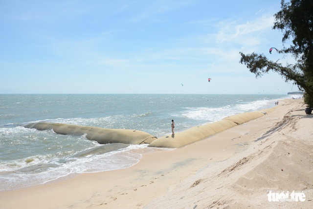 Bờ biển “thủ đô” resort Phan Thiết sạt lở nặng - Ảnh 5. Bờ biển “thủ đô” resort Phan Thiết sạt lở nặng - Ảnh 5.