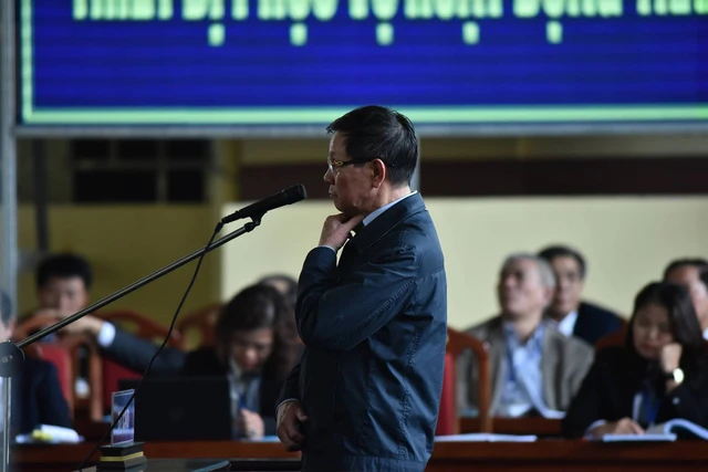 Ông Phan Văn Vĩnh nghẹn giọng thừa nhận hành vi sai phạm - Ảnh 1. Ông Phan Văn Vĩnh nghẹn giọng thừa nhận hành vi sai phạm - Ảnh 1.