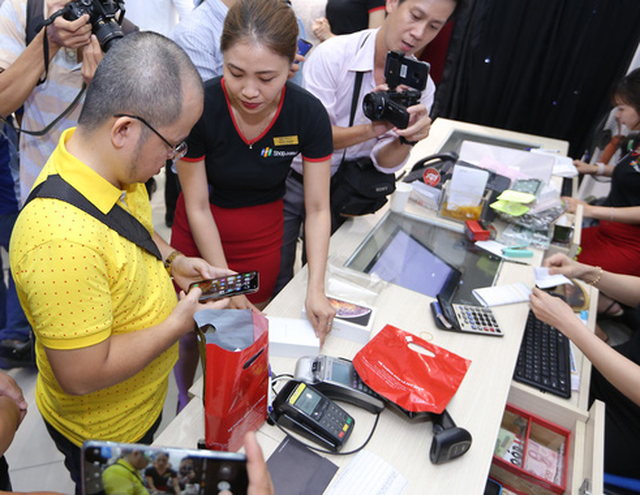 iPhone XR, XS và XS Max bắt đầu bán chính thức tại Việt Nam - Ảnh 2. iPhone XR, XS và XS Max bắt đầu bán chính thức tại Việt Nam - Ảnh 2.