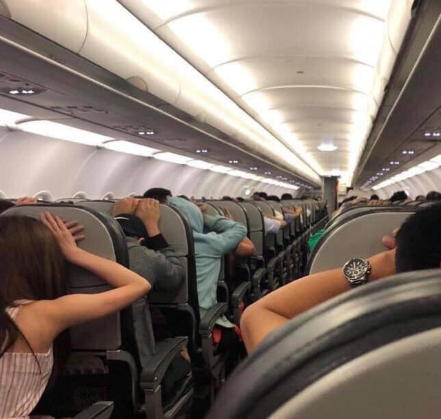 Hành khách hoảng sợ chắp tay cầu nguyện trên máy bay Vietjet - Ảnh 1.