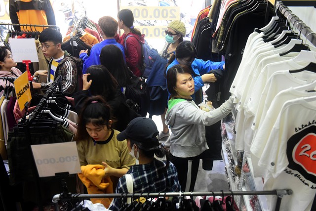 Người Sài Gòn phấn khích trong mùa Black Friday giảm đến 90% đầu tiên - Ảnh 5. Người Sài Gòn phấn khích trong mùa Black Friday giảm đến 90% đầu tiên - Ảnh 5.