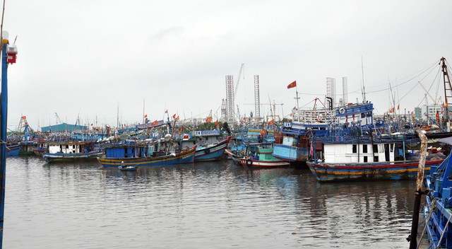 Giàn khoan dầu khí chuẩn bị ứng phó với bão số 9 - Ảnh 2. Giàn khoan dầu khí chuẩn bị ứng phó với bão số 9 - Ảnh 2.