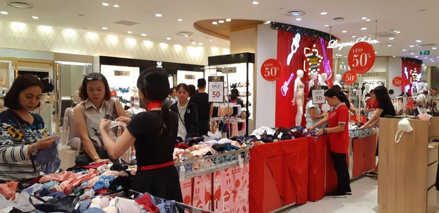Người Sài Gòn phấn khích trong mùa Black Friday giảm đến 90% đầu tiên - Ảnh 3. Người Sài Gòn phấn khích trong mùa Black Friday giảm đến 90% đầu tiên - Ảnh 3.