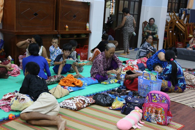 Bà con Thạnh An reo hò khen đội tuyển Việt Nam ở điểm trú bão - Ảnh 11.
