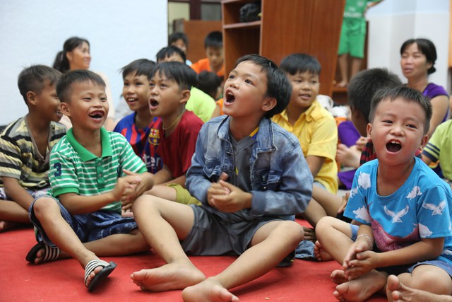 Bà con Thạnh An reo hò khen đội tuyển Việt Nam ở điểm trú bão - Ảnh 8.