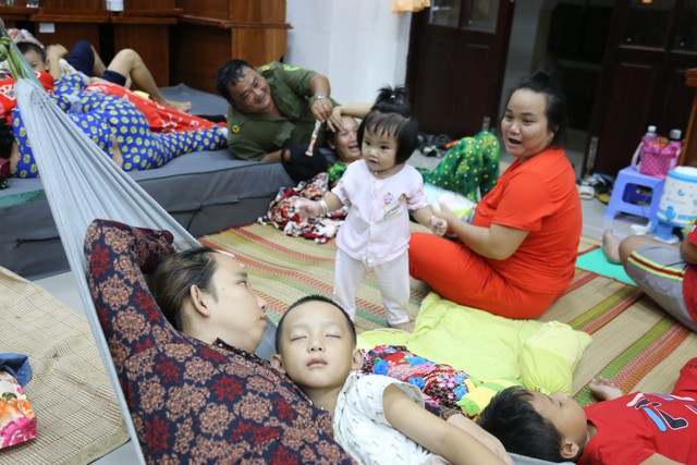 Bà con Thạnh An reo hò khen đội tuyển Việt Nam ở điểm trú bão - Ảnh 13.