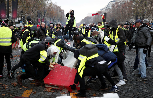 Áo vàng bạo loạn đối đầu cảnh sát ở Paris - Ảnh 4. Áo vàng bạo loạn đối đầu cảnh sát ở Paris - Ảnh 4.