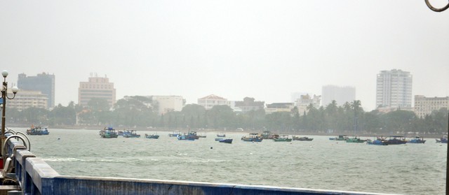 Cứu 5 ngư dân liều lĩnh bơi ra tát nước ghe trong bão - Ảnh 2. Cứu 5 ngư dân liều lĩnh bơi ra tát nước ghe trong bão - Ảnh 2.