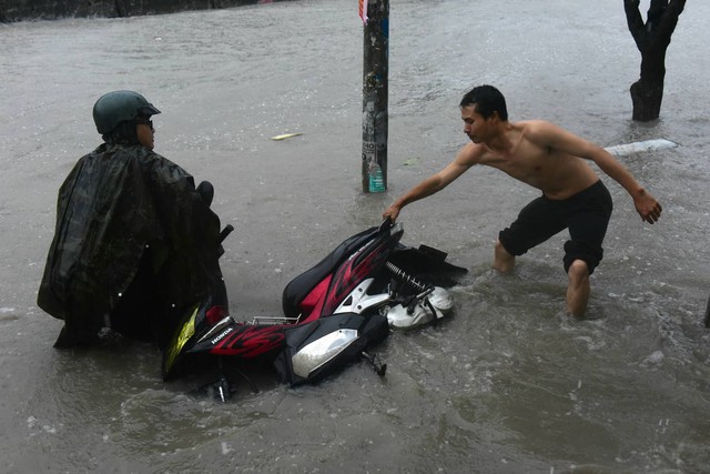 TP.HCM ngập diện rộng, cây ngã đè chết người đi đường - Ảnh 7. TP.HCM ngập diện rộng, cây ngã đè chết người đi đường - Ảnh 7.