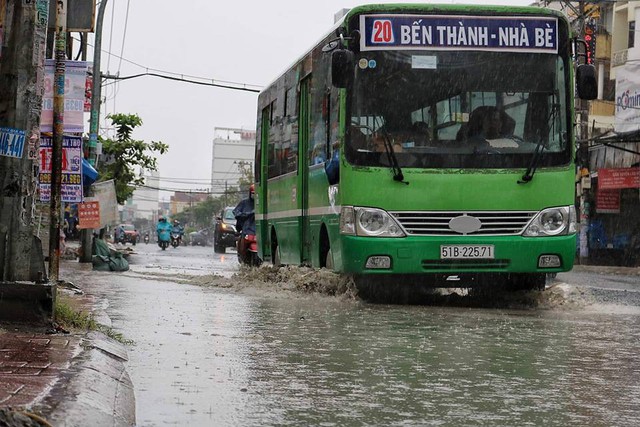 Sài Gòn thoát ngập nhờ đỉnh triều đã qua - Ảnh 3. Sài Gòn thoát ngập nhờ đỉnh triều đã qua - Ảnh 3.