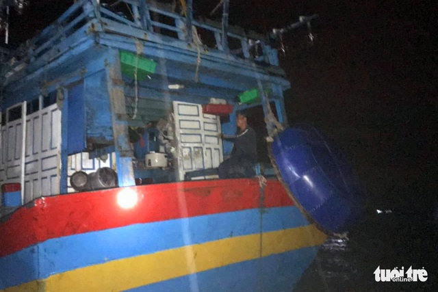Xuyên đêm cưỡng chế ngư dân lên bờ tránh bão - Ảnh 5. Xuyên đêm cưỡng chế ngư dân lên bờ tránh bão - Ảnh 5.
