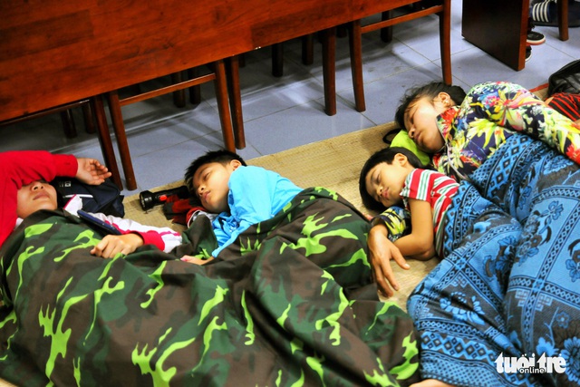 Xuyên đêm cưỡng chế ngư dân lên bờ tránh bão - Ảnh 3. Xuyên đêm cưỡng chế ngư dân lên bờ tránh bão - Ảnh 3.
