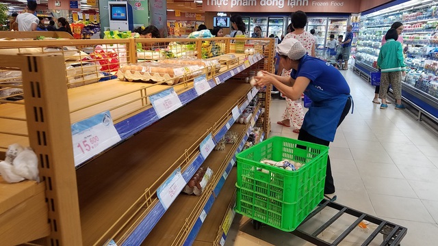 Bão quét qua siêu thị TP.HCM, thực phẩm cháy hàng - Ảnh 5.