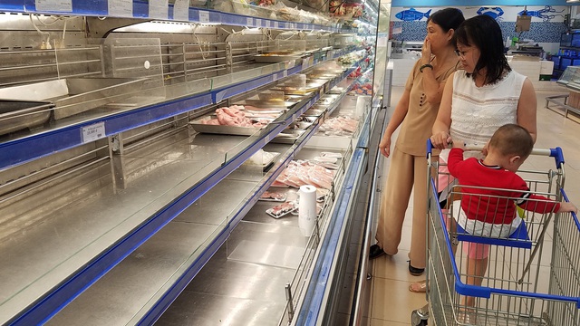Bão quét qua siêu thị TP.HCM, thực phẩm cháy hàng - Ảnh 4.