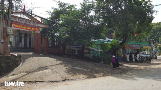 Thầy trò đau đầu, buồn nôn vì cửa hàng xăng dầu - Ảnh 1.