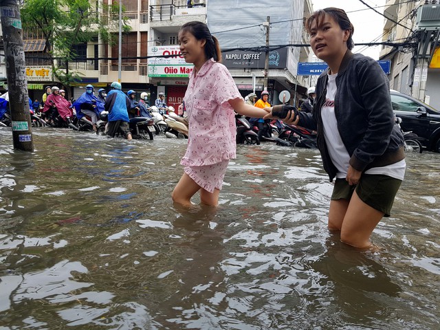 Người Sài Gòn đêm ngủ lang, sáng xếp hàng dài chờ sửa xe máy - Ảnh 4.
