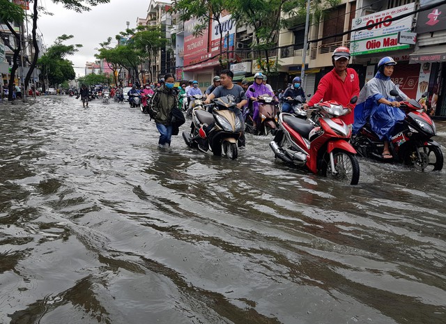Người Sài Gòn đêm ngủ lang, sáng xếp hàng dài chờ sửa xe máy - Ảnh 5.