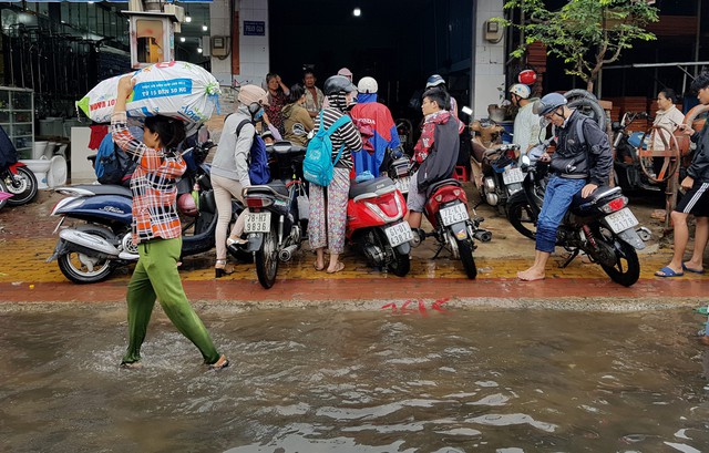 Người Sài Gòn đêm ngủ lang, sáng xếp hàng dài chờ sửa xe máy - Ảnh 3.