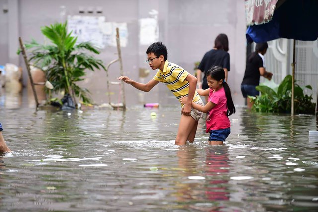Học sinh Sài Gòn hết dám hóng bão vì quá sợ - Ảnh 2. Học sinh Sài Gòn hết dám hóng bão vì quá sợ - Ảnh 2.