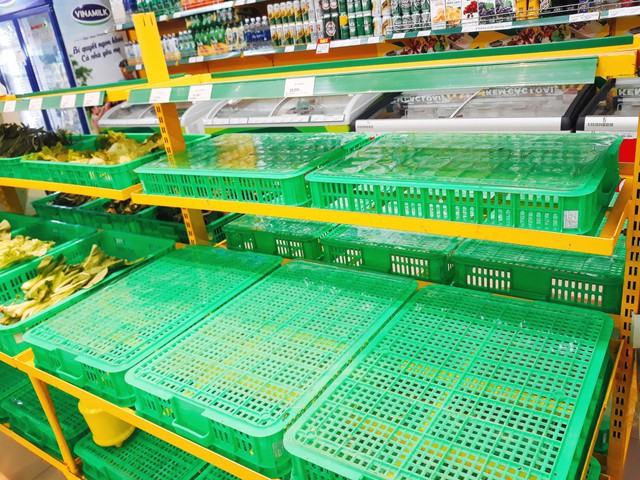 Thực phẩm ở Sài Gòn sau mưa bão: chỗ kịp rót đầy, nơi vẫn sạch trơn - Ảnh 2. Thực phẩm ở Sài Gòn sau mưa bão: chỗ kịp rót đầy, nơi vẫn sạch trơn - Ảnh 2.