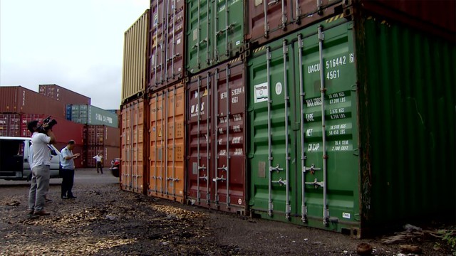 Tìm chủ nhân 7 container rác nhựa vô chủ ở cảng Quy Nhơn - Ảnh 1.
