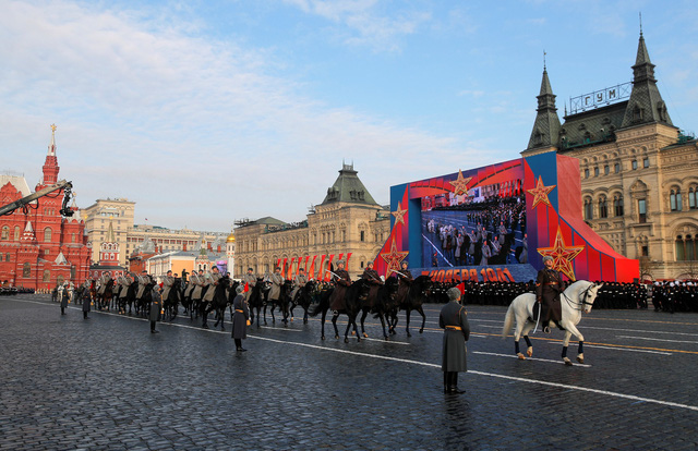 Nga tái hiện cuộc duyệt binh lịch sử trên Quảng trường Đỏ - Ảnh 1.