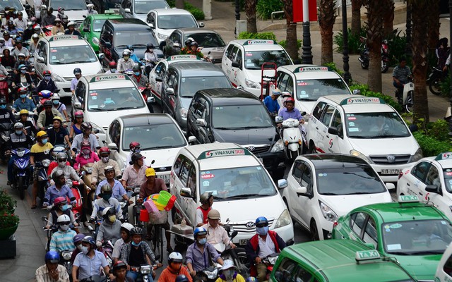 Xử nghiêm các phương tiện hết niên hạn vẫn còn lưu thông - Ảnh 1. Xử nghiêm các phương tiện hết niên hạn vẫn còn lưu thông - Ảnh 1.