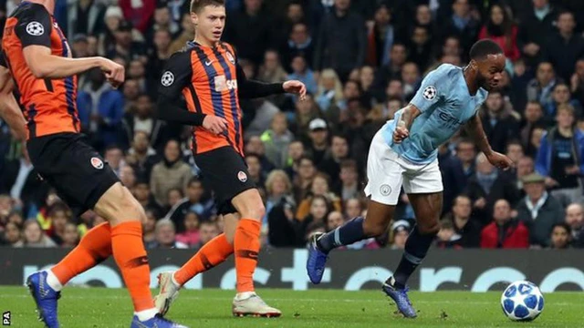 Sterling xin lỗi cho Quả Penalty kỳ dị - Ảnh 1. Sterling xin lỗi cho Quả Penalty kỳ dị - Ảnh 1.