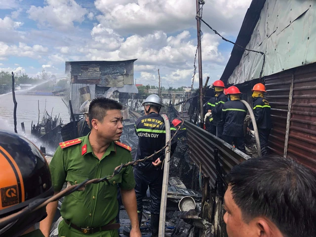 Cháy cạnh chợ nổi Cái Răng, 4 căn nhà bị thiêu rụi - Ảnh 2. Cháy cạnh chợ nổi Cái Răng, 4 căn nhà bị thiêu rụi - Ảnh 2.