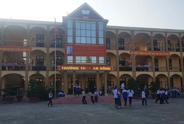 Tố hiệu phó đập đầu học sinh vào tường, phụ huynh phải xin lỗi - Ảnh 2. Tố hiệu phó đập đầu học sinh vào tường, phụ huynh phải xin lỗi - Ảnh 2.