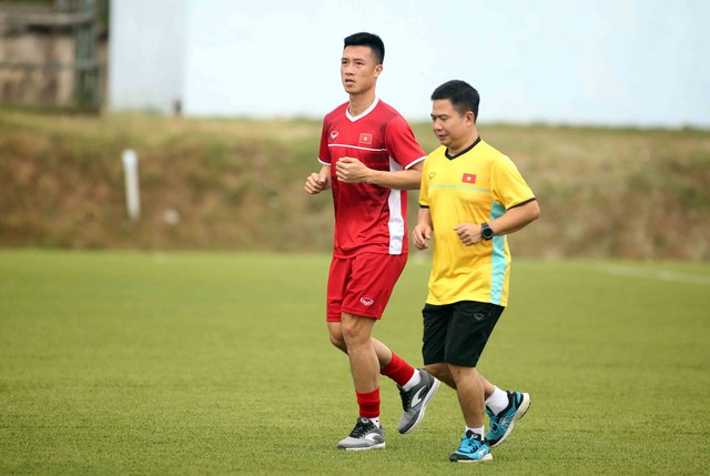 Tuyển VN tập nhẹ trước khi rời Lào - Ảnh 4. Tuyển VN tập nhẹ trước khi rời Lào - Ảnh 4.