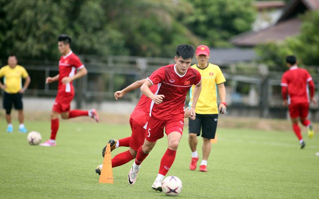 Tuyển VN tập nhẹ trước khi rời Lào - Ảnh 5. Tuyển VN tập nhẹ trước khi rời Lào - Ảnh 5.