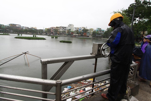 Nước rút, người Đà Nẵng hối hả dọn dẹp - Ảnh 7. Nước rút, người Đà Nẵng hối hả dọn dẹp - Ảnh 7.