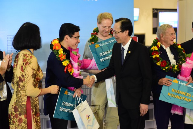 TP.HCM đón vị khách thứ 7 triệu đến từ Pháp - Ảnh 3. TP.HCM đón vị khách thứ 7 triệu đến từ Pháp - Ảnh 3.