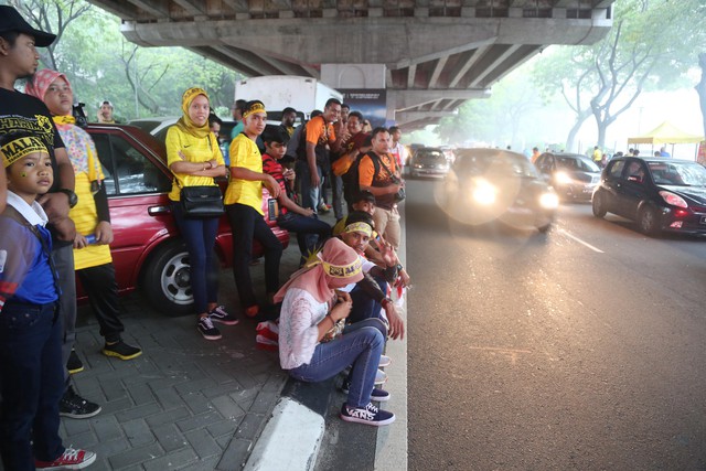 Cổ động viên Việt đội mưa đến chảo lửa Bukit Jalil - Ảnh 3.