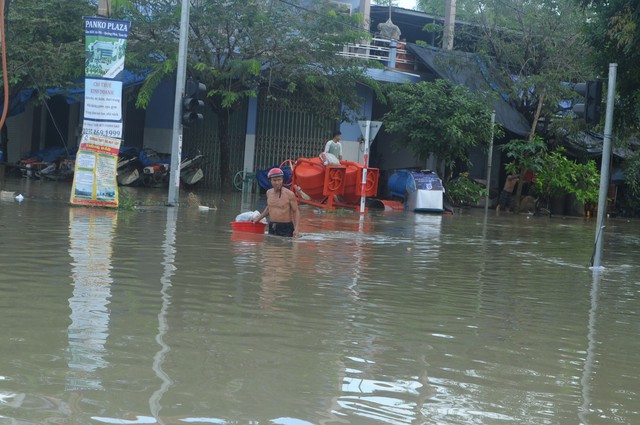 Dân quân tự vệ qua đời vì lạnh sau khi cứu hộ dân bị ngập lũ - Ảnh 2. Dân quân tự vệ qua đời vì lạnh sau khi cứu hộ dân bị ngập lũ - Ảnh 2.