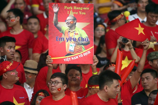CĐV VN đông không còn chỗ ngồi trên sân Bukit Jalil - Ảnh 7.