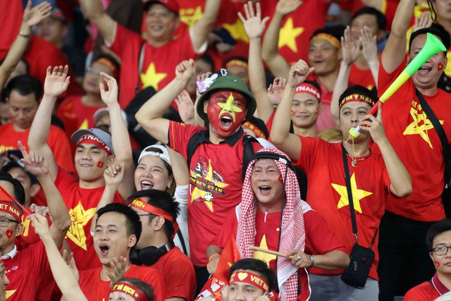 CĐV VN đông không còn chỗ ngồi trên sân Bukit Jalil - Ảnh 8.