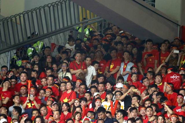 CĐV VN đông không còn chỗ ngồi trên sân Bukit Jalil - Ảnh 3.
