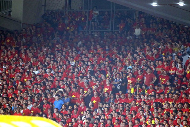 CĐV VN đông không còn chỗ ngồi trên sân Bukit Jalil - Ảnh 2.