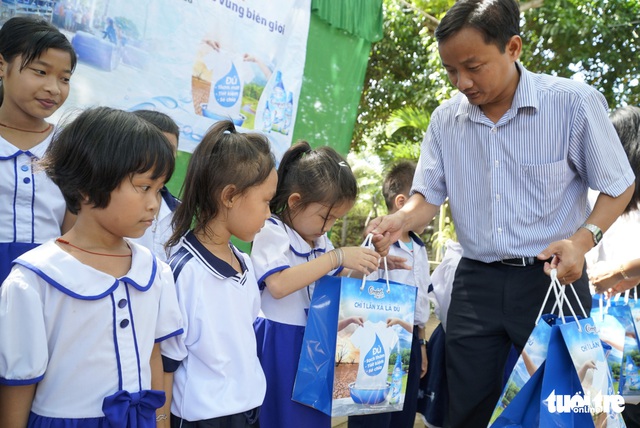 Sẻ chia sẻ nước sạch với học trò miền biên giới Đồng Tháp - Ảnh 4. Sẻ chia sẻ nước sạch với học trò miền biên giới Đồng Tháp - Ảnh 4.