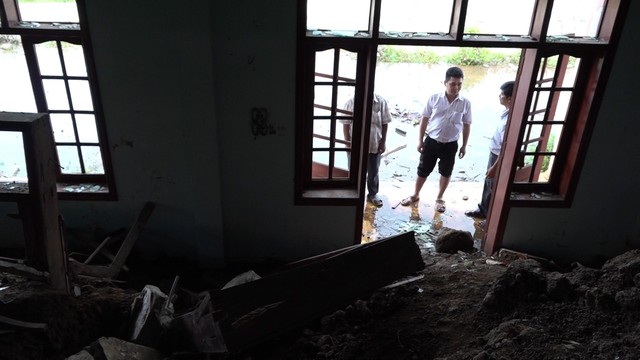 Quảng Ngãi: một nhà văn hóa xã bị núi lở vùi lấp - Ảnh 3. Quảng Ngãi: một nhà văn hóa xã bị núi lở vùi lấp - Ảnh 3.