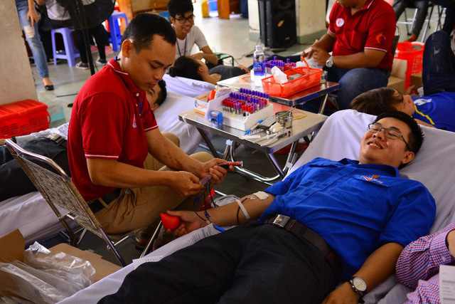 Người hiến máu tình nguyện sẽ được tặng các gói xét nghiệm - Ảnh 1.