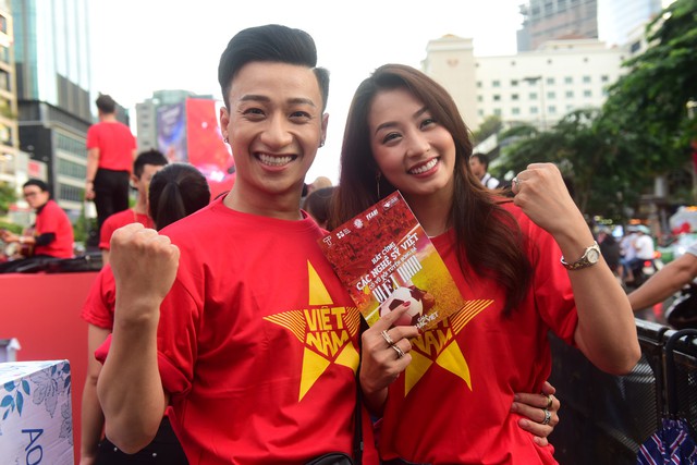 100 nghệ sĩ livestream tưng bừng phố đi bộ Nguyễn Huệ trước giờ bóng lăn - Ảnh 7.
