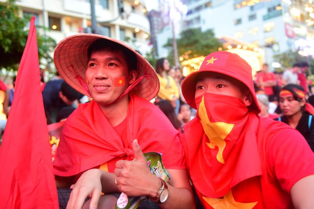 Dân phố đi bộ quả quyết 2-0 - Ảnh 4.